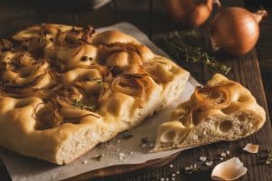 Focaccia aux oignons caramélisés